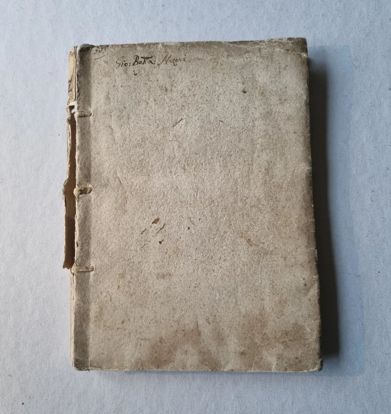 couverture de premier plat d'un traité d'alchimie déchiré et 