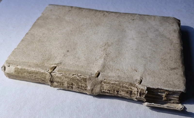vieux livre ancien abîmé avec ecriture manuscrite