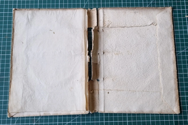 couverture d'un livre ancien du 16 siècle avec garde blanche encollée sur le premier plat 