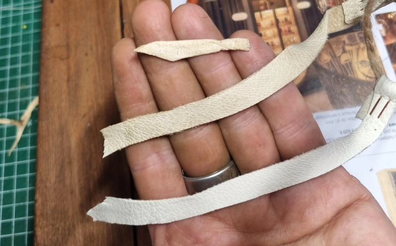 lacets de cuir blanc servant de nerfs dans une main 