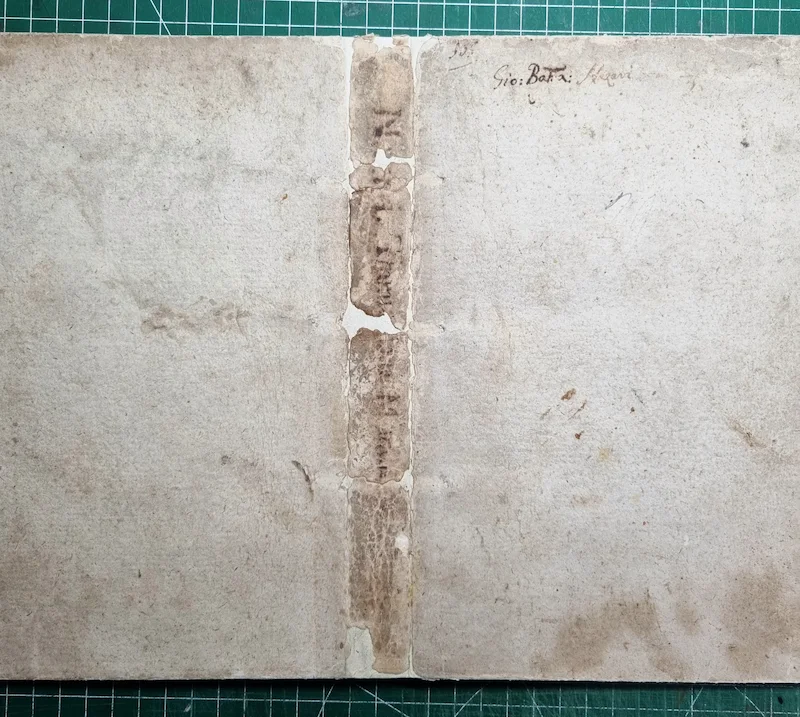couverture de livre ancien en cours de restauration avec dos en multiples fragments