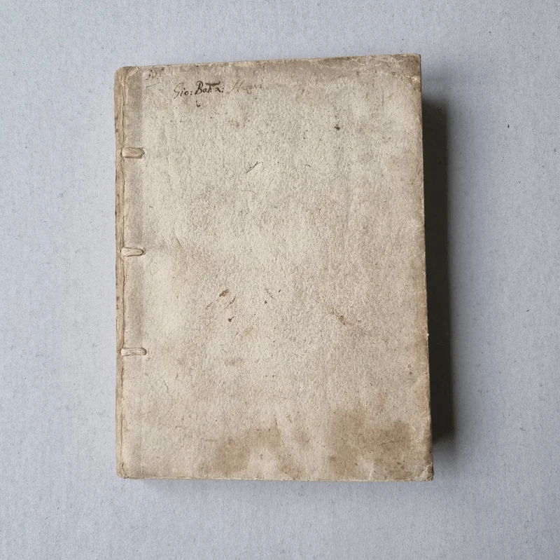 premier plat d'un livre ancien du 16ème siècle restauré