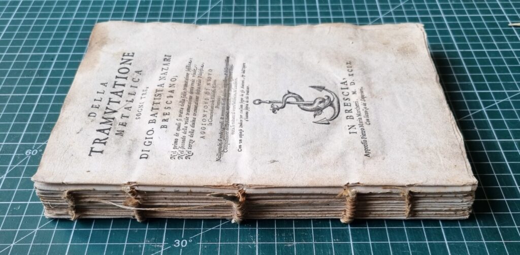 vue du dos d'un bloc livre sans sa couverture 