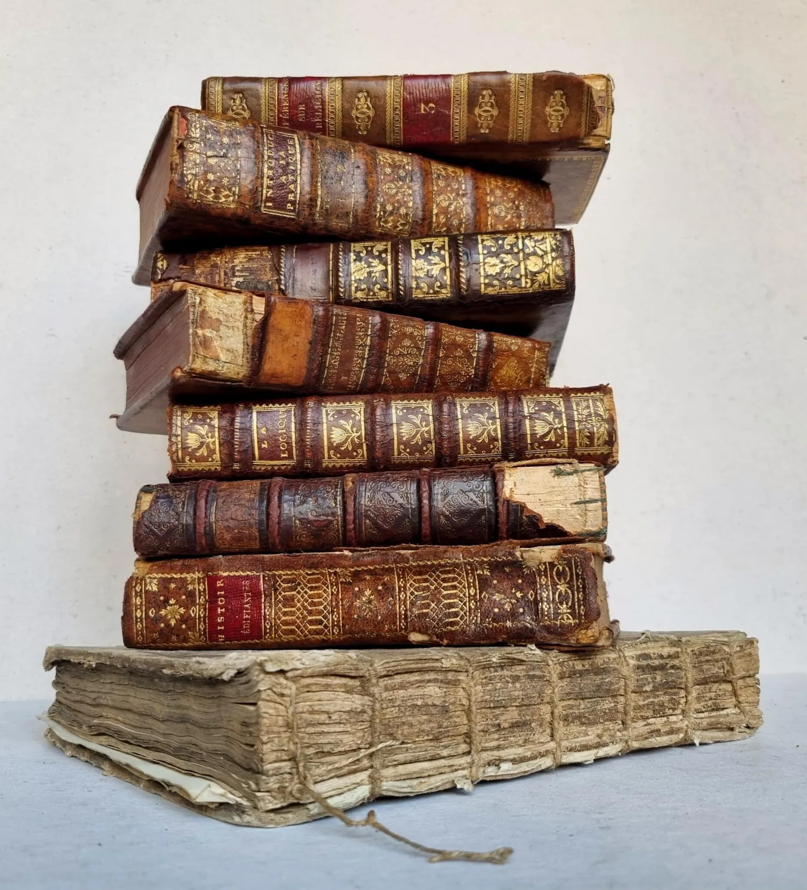 pile de livres anciens et de collections à restaurer