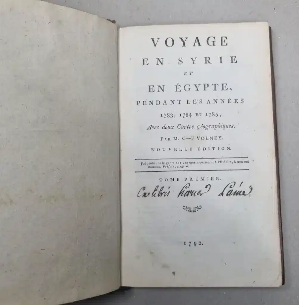 Page de titre du Voyage en Syrie et en Égypte de Volney, 1792, avec ex-libris manuscrit à la plume