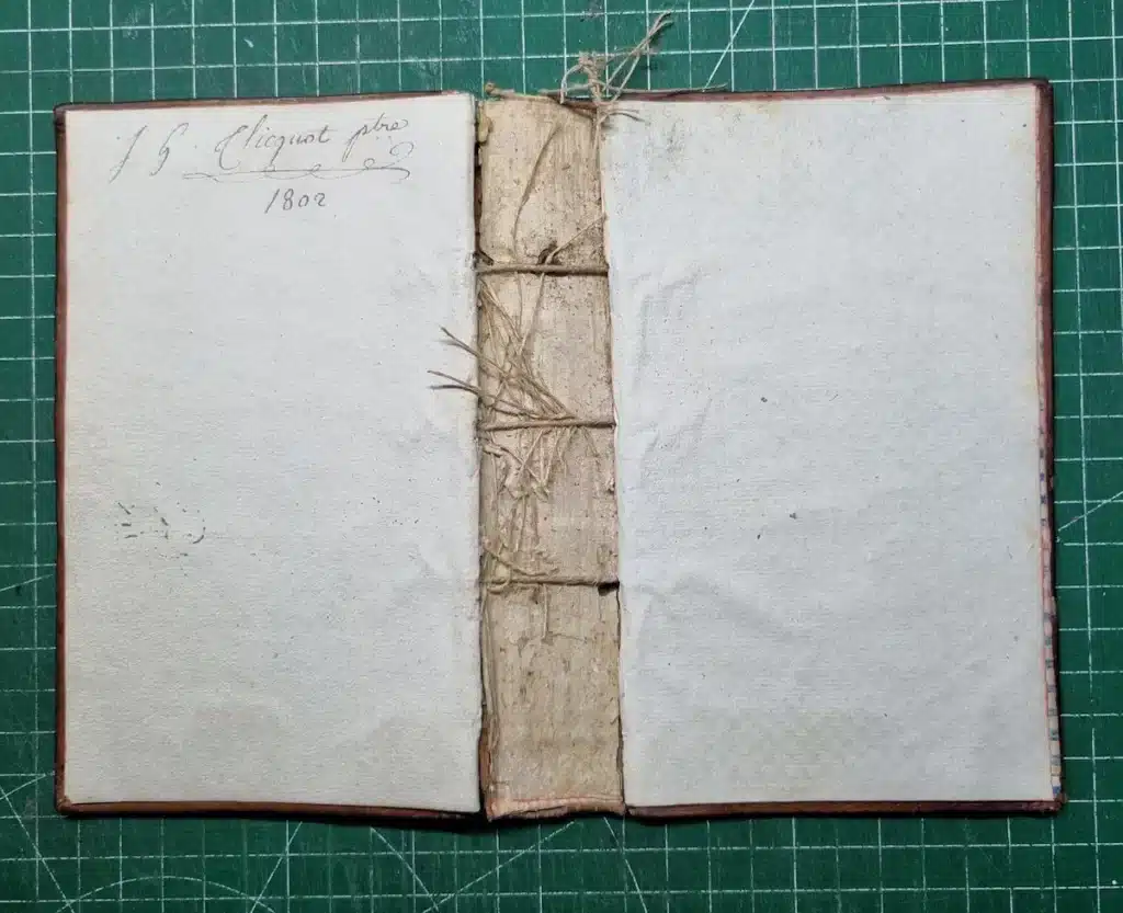 Couverture seule, avec carte à dos et faux-nerf décoratif sans fonction structurelle