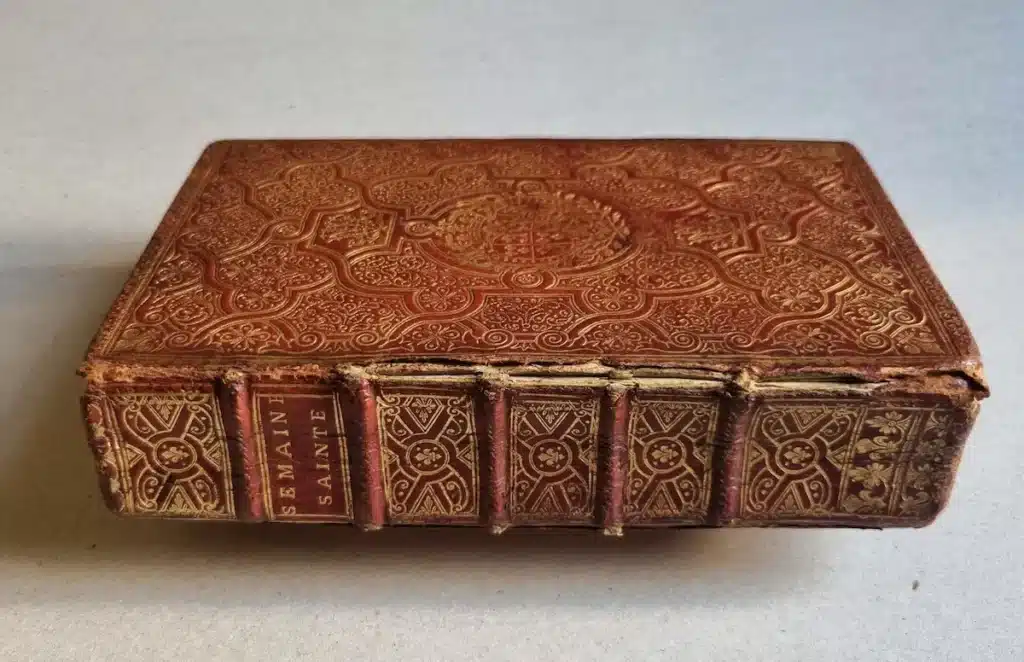 Reliure ancienne en maroquin rouge doré, mors fendu le long du dos, charnière du plat ouverte