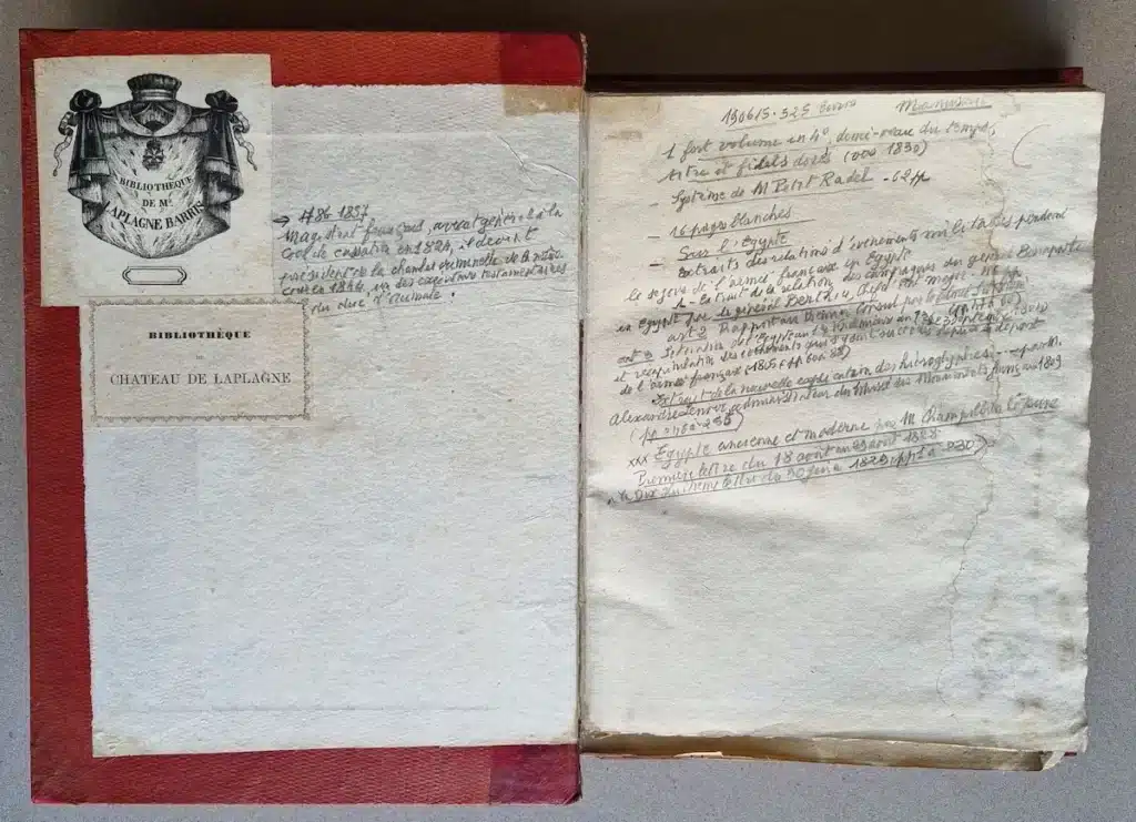 Contreplat d'un recueil manuscrit portant deux ex-libris de la bibliothèque Laplagne Barris et des notes manuscrites d'identification, exemple de provenance
